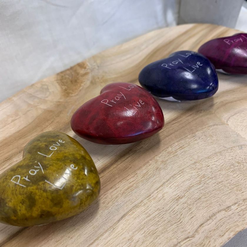 Pray love live rood hart steen - 5500359580 -  Fairtrade bij MajesticAlly